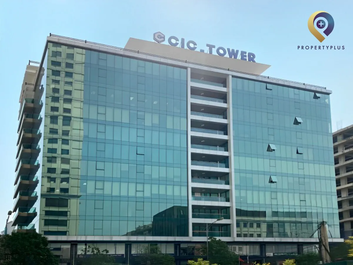 Toàn cảnh tòa nhà CIC Tower với mặt kính hiện đại tại quận Cầu Giấy.